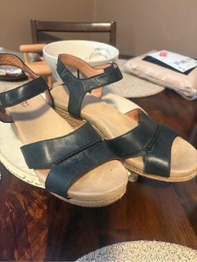 UGG Women’s Black Leather Wedge Sandal